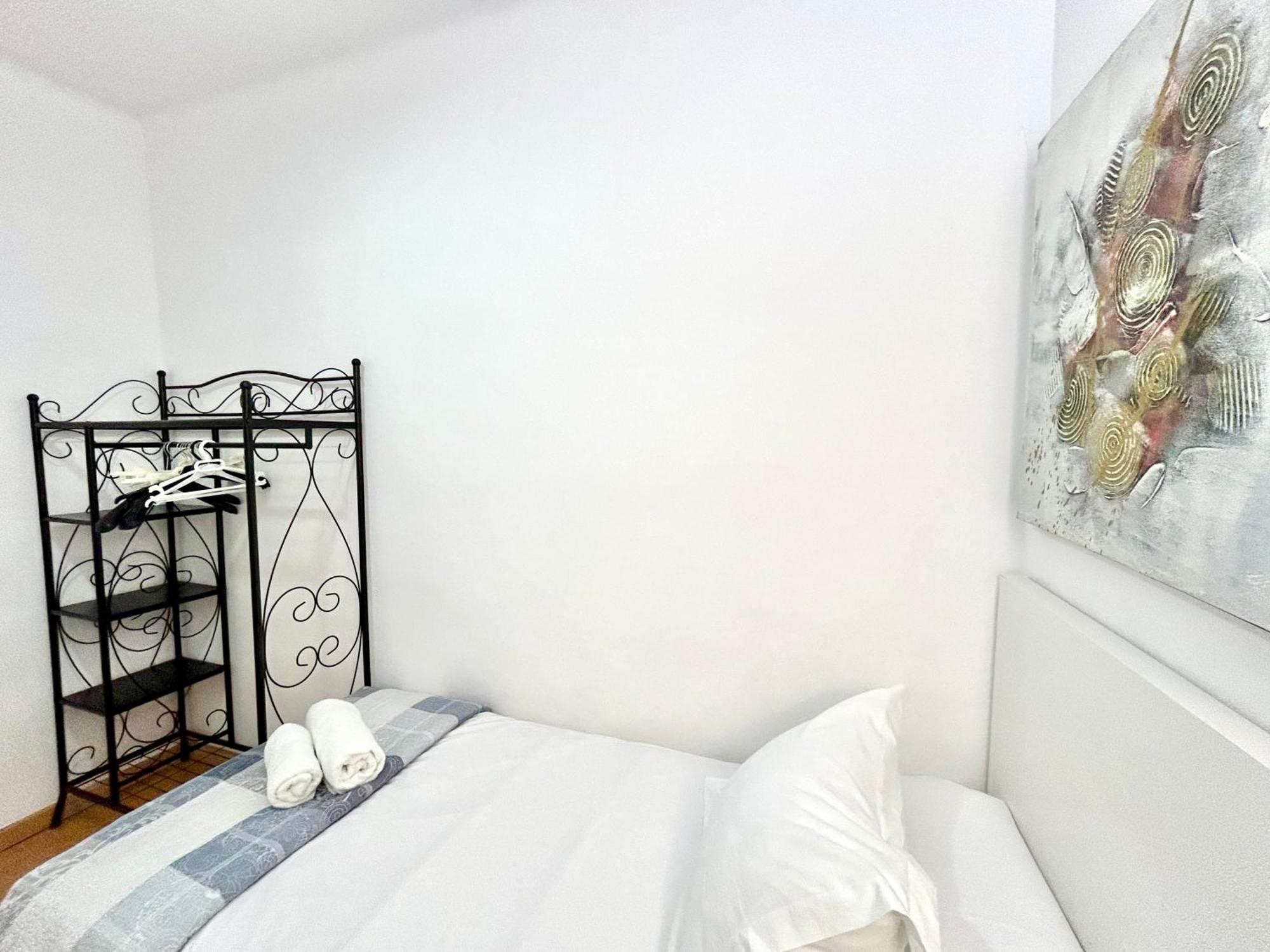 Apartment Carrer D'Olesa Barcelona Exteriör bild